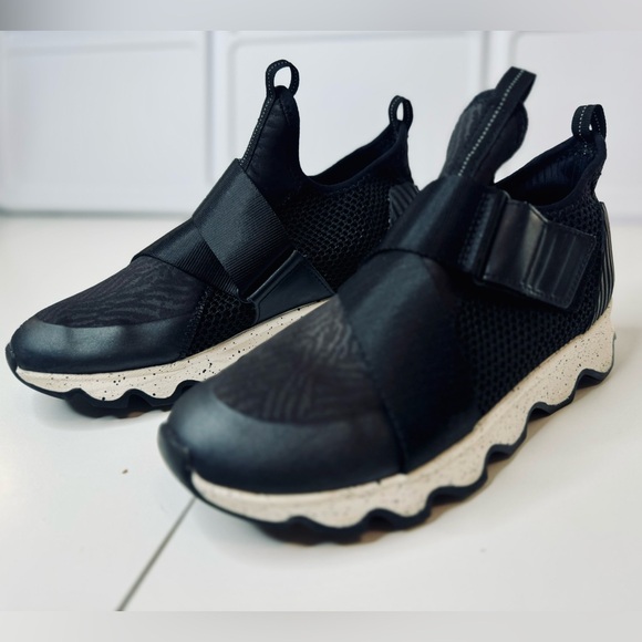 Sorel Kinetic Mesh Sneakers Black Embossed Zebra SZ 7.5 like new! - Picture 3 of 16